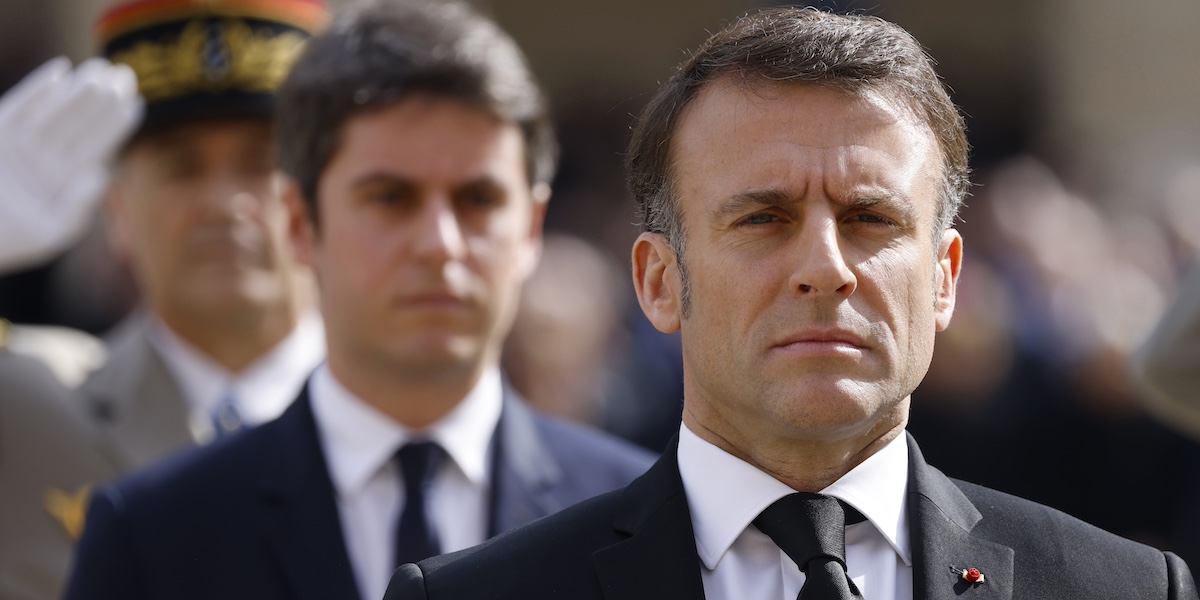 Una foto del presidente francese Emmanuel Macron e, dietro, del primo ministro Gabriel Attal, 20 marzo 2024 (Ludovic Marin, Pool via AP)