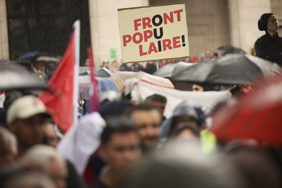 Una foto di una manifestazione a favore del Nuovo Fronte Popolare a Parigi, 17 giugno 2024, (AP Photo/Thomas Padilla)