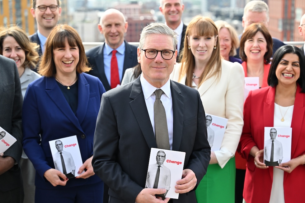 La foto mostra il leader dei Laburisti britannici Starmer in posa con Rachel Reeves (a sinistra) e Angela Rayner dopo aver presentato il programma elettorale dei Laburisti
