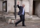 Boris Johnson con il suo cane fuori da un seggio elettorale per le elezioni locali, Londra, 5 maggio 2022