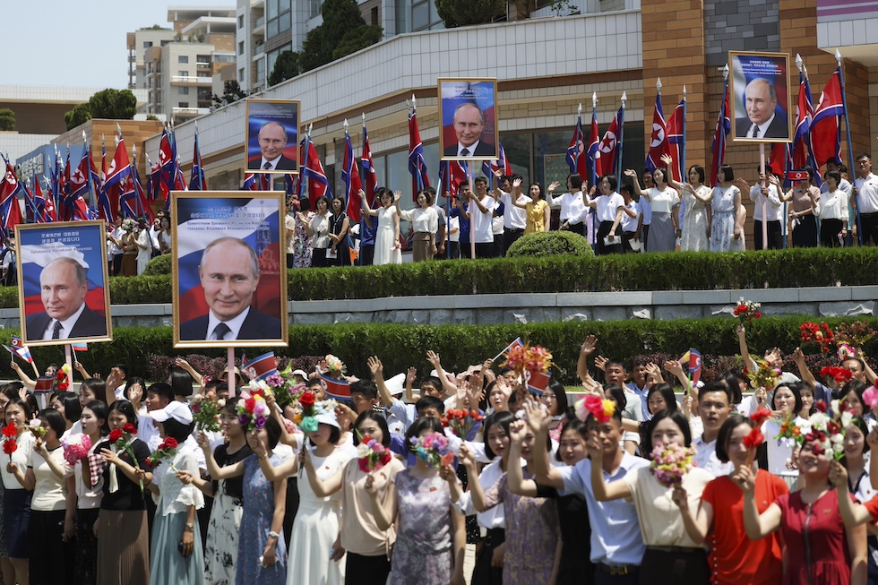 Un corteo in occasione della visita del presidente russo Vladimir Putin in Corea del Nord, 19 giugno 2024, (Gavriil Grigorov, Sputnik, Kremlin Pool Photo via AP)