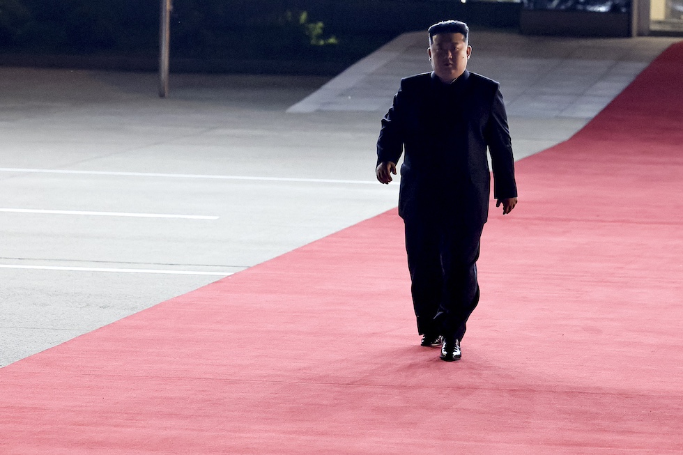 Il leader nordcoreano al Sunan International Airport di Pyongyang per accogliere il presidente russo Vladimir Putin, 19 giugno 2024 (Vladimir Smirnov, Sputnik, Kremlin Pool Photo via AP)
