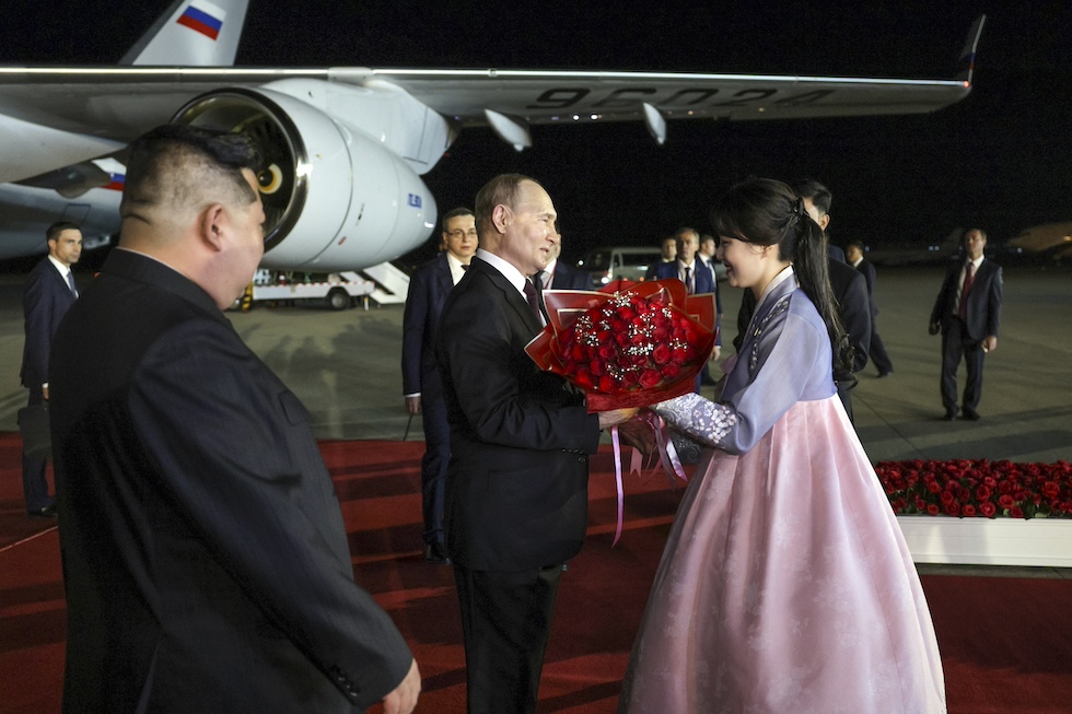 Il presidente russo Vladimir Putin è accolto all'aeroporto di Pyongyang, in Corea del Nord, con un mazzo di fiori, 19 giugno 2024, (Gavriil Grigorov, Sputnik, Kremlin Pool Photo via AP)
