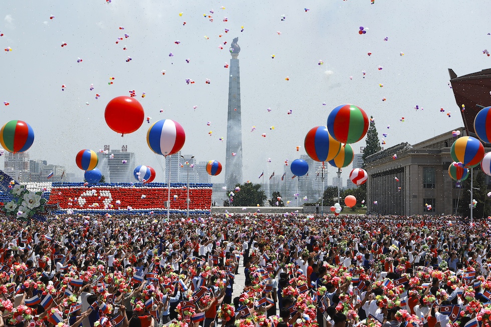 La piazza Kim Il Sung, a Pyongyang, gremita di persone riunite per salutare il presidente russo Vladimir Putin, in visita nel paese, 19 giugno 2024 (Vladimir Smirnov, Sputnik, Kremlin Pool Photo via AP)