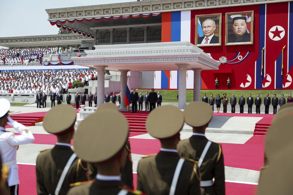 Il presidente russo Vladimir Putin e il leader nordcoreano Kim Jong Un durante la cerimonia ufficiale di benvenuto nella piazza Kim Il Sung, a Pyongyang, 19 giugno 2024 (Gavriil Grigorov, Sputnik, Kremlin Pool Photo via AP)