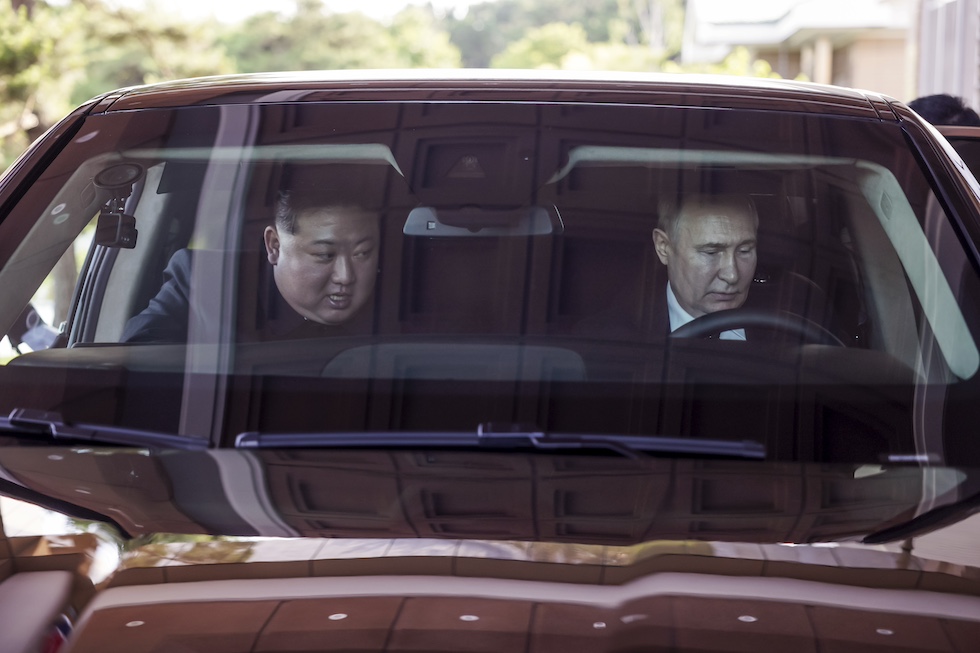 Il presidente russo Vladimir Putin e il leader nordcoreano Kim Jong Un dentro una limousine Aurus, 19 giugno 2024 (Gavriil Grigorov, Sputnik, Kremlin Pool Photo via AP)