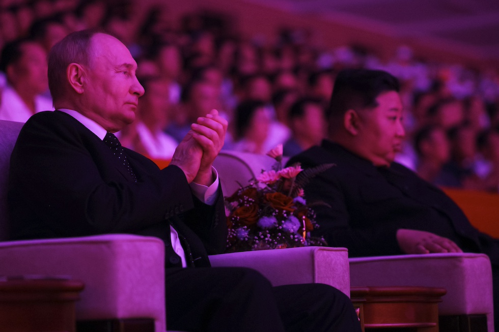 Il presidente russo Vladimir Putin e il leader nordcoreano Kim Jong Un durante un concerto di gala, 19 giugno 2024 (Gavriil Grigorov, Sputnik, Kremlin Pool Photo via AP)