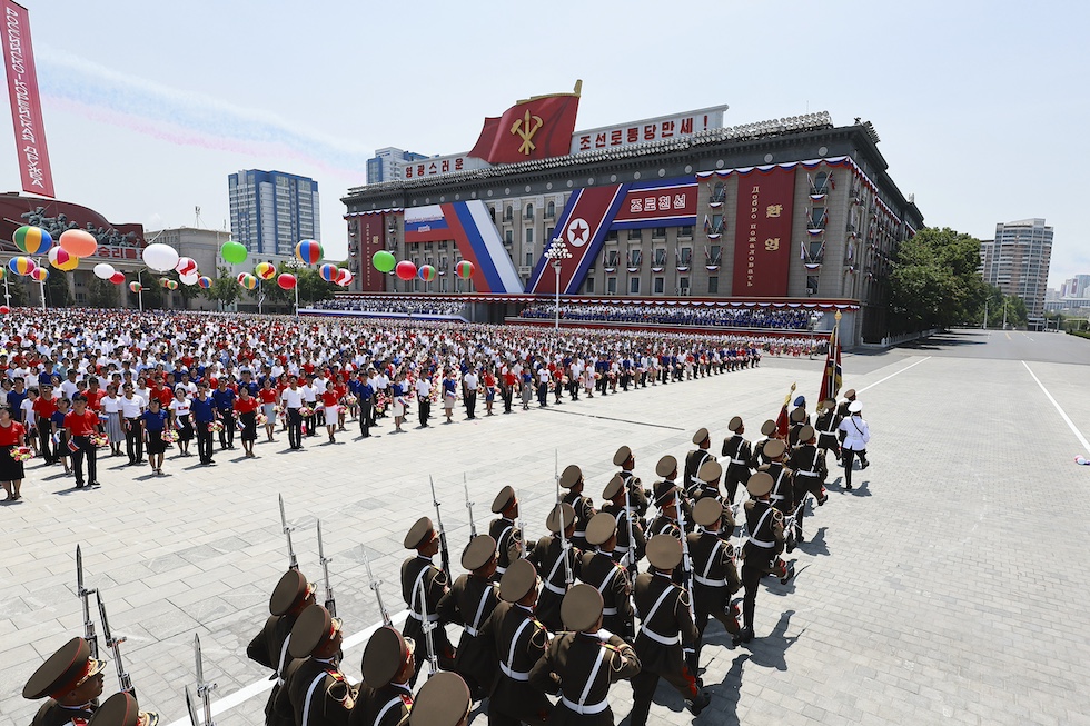 Una parata dell'esercito nordcoreano durante la cerimonia di benvenuto per il presidente russo Vladimir Putin, 19 giugno 2024 (Vladimir Smirnov, Sputnik, Kremlin Pool Photo via AP)
