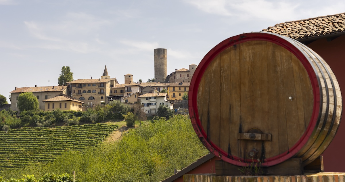 La foto mostra una veduta di Castiglione Falletto, nelle Langhe, dove viene prodotto il vino Barolo