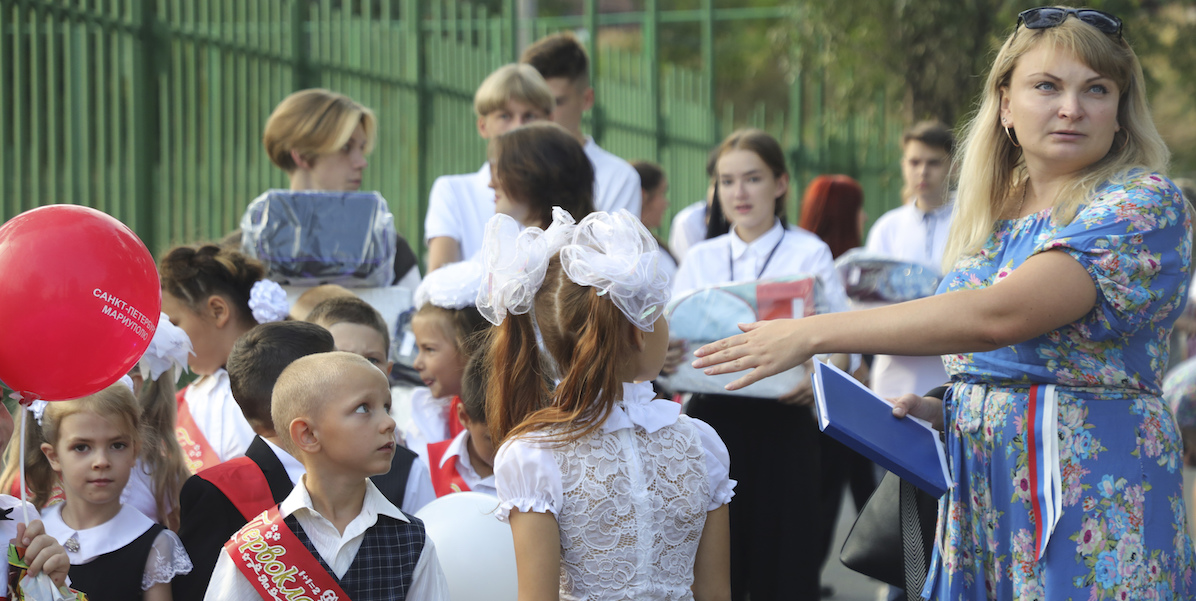 Una classe a Mariupol, città ucraina occupata dalla Russia