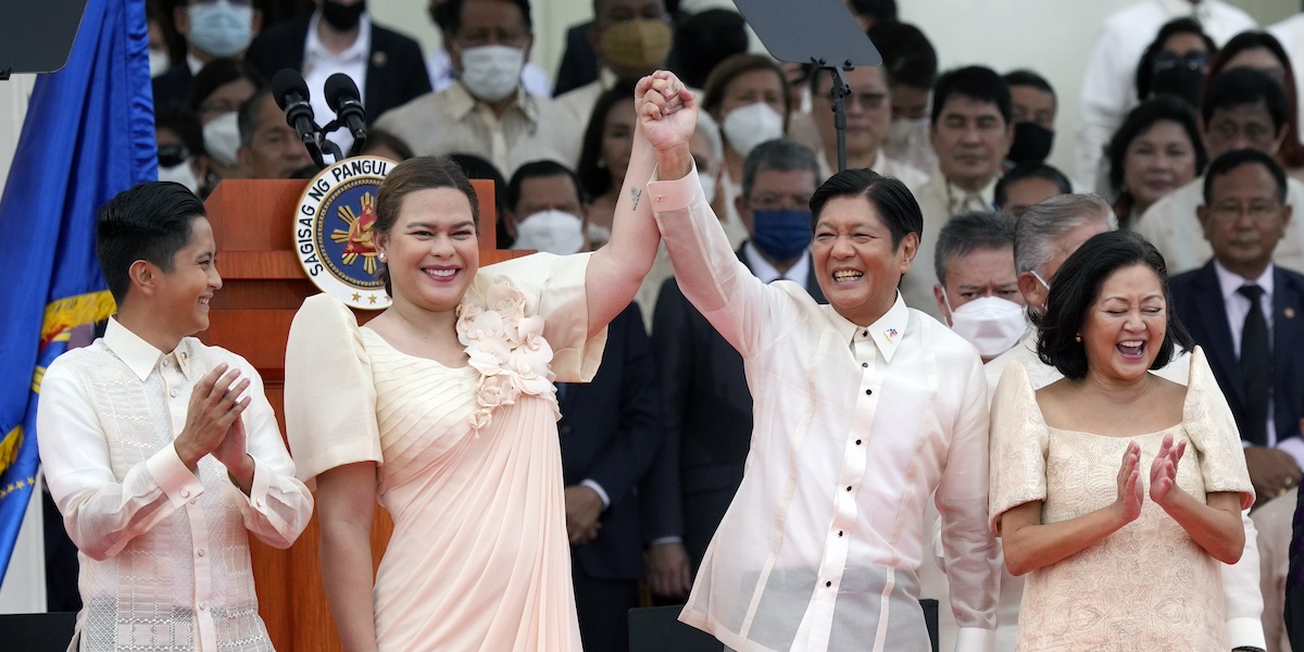 Al centro, la vicepresidente Sara Duterte e il presidente Ferdinand Marcos Jr., durante la cerimonia di inaugurazione del loro mandato, nel 2022 (AP Photo/Aaron Favila)