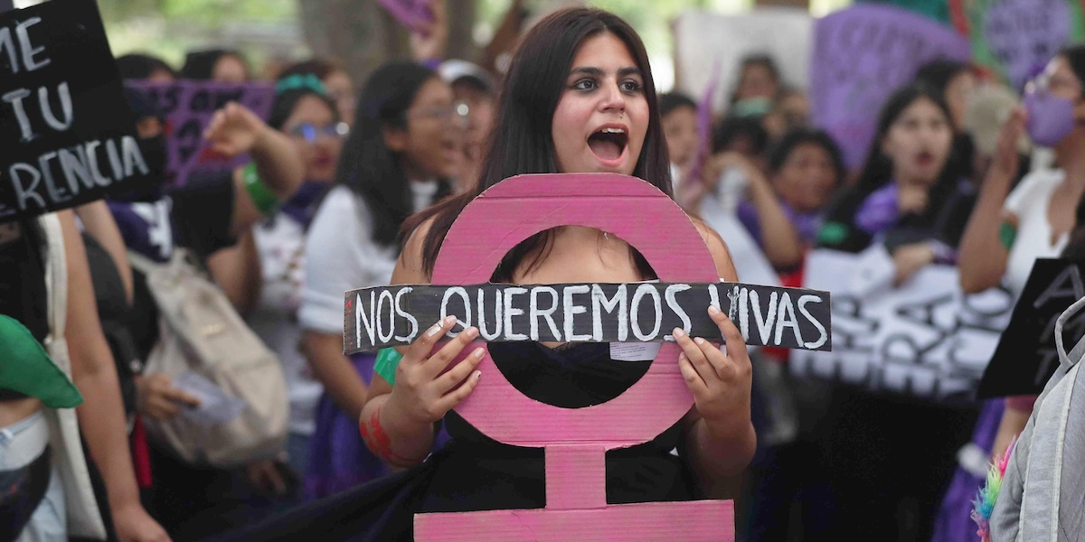La foto mostra una manifestazione per i diritti delle donne a Lima, l'8 marzo