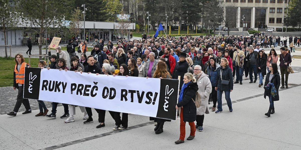 Una protesta in Slovacchia contro la riforma della televisione pubblica, a marzo del 2024