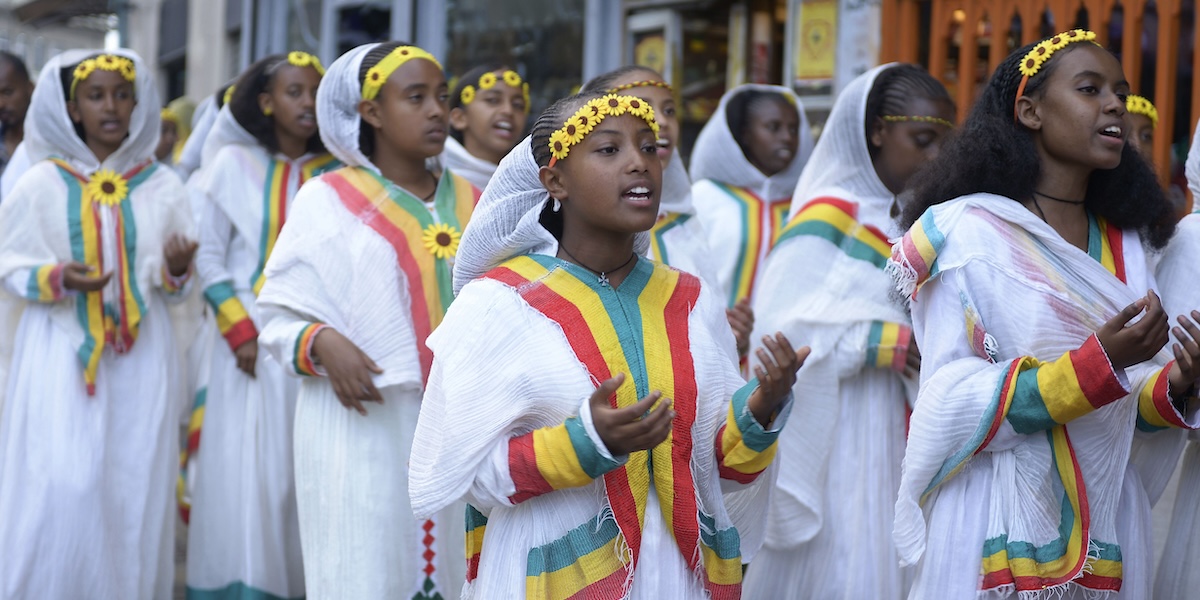 Ragazze in abiti tradizionali durante i festeggiamenti per l'anno nuovo ad Addis Abeba, l'11 settembre del 2023