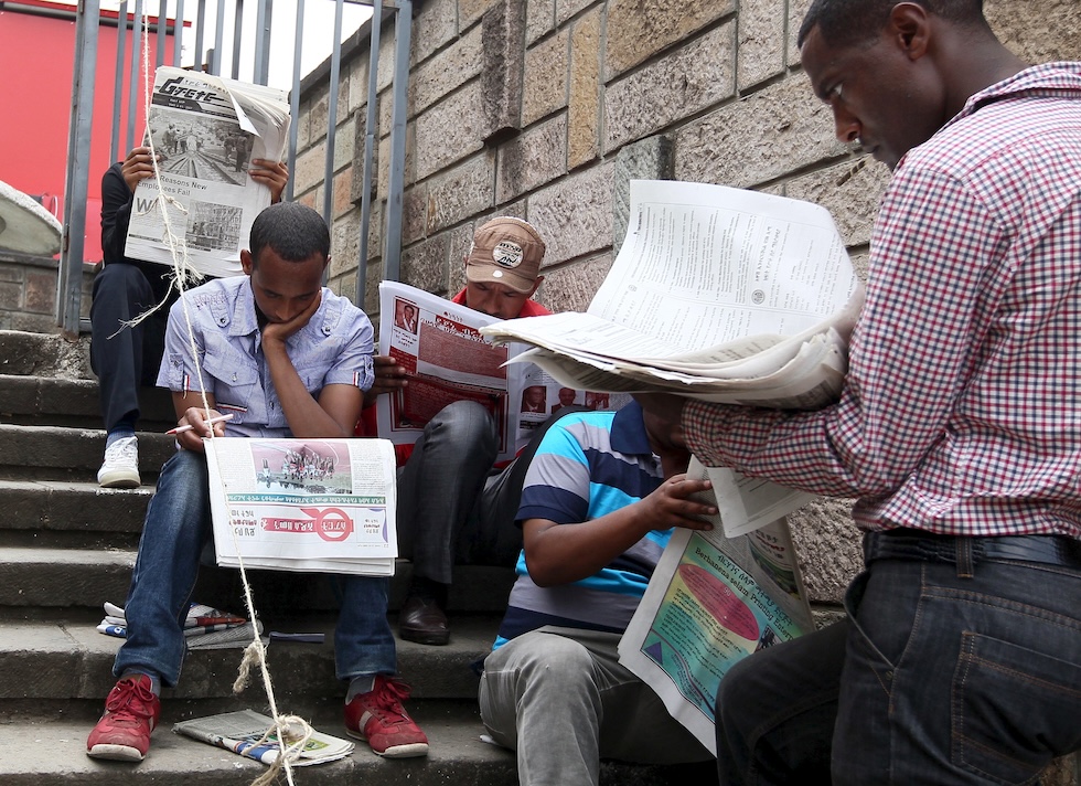 Alcuni uomini leggono il giornale in vista delle elezioni ad Addis Abeba, il 22 maggio del 2015 
