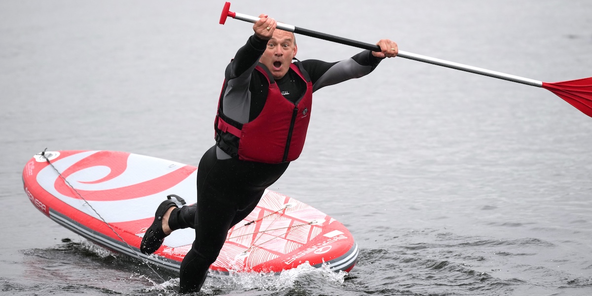 La foto mostra il leader dei Libdem britannici, Ed Davey, cade nel lago Windermere durante un evento della sua campagna elettorale, il 28 maggio