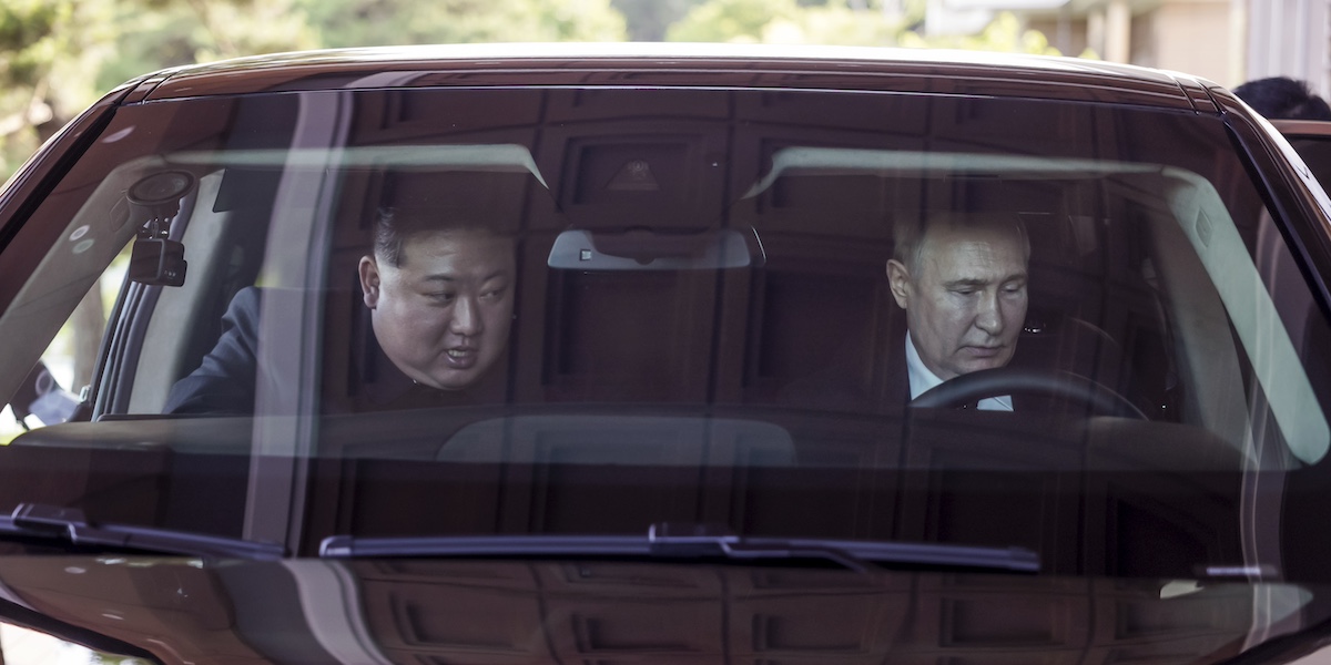 Kim Jong Un e Vladimir Putin su una limousine (Gavriil Grigorov, Sputnik, Kremlin Pool Photo via AP)