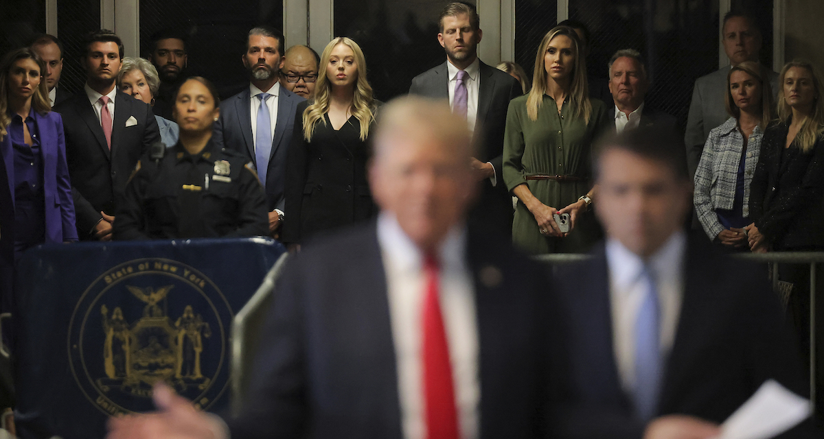 Alcune persone (tra cui membri della sua famiglia) assistono a un'udienza del processo di Donald Trump a New York