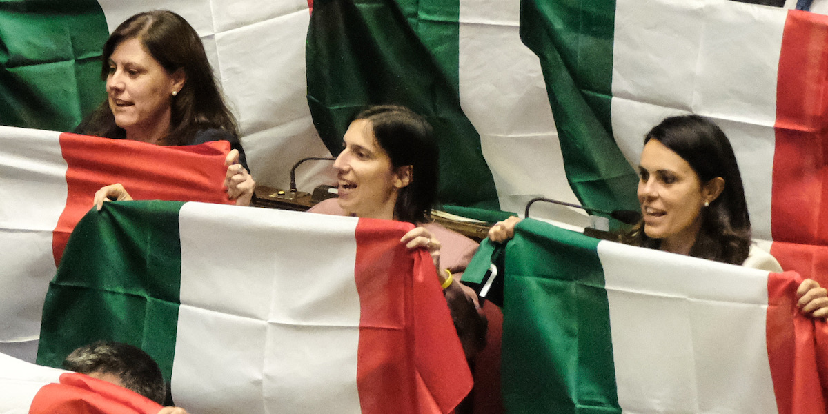 Elly Schlein alla Camera espone il tricolore per protestare contro l'autonomia differenziata, il 12 giugno (Mauro Scrobogna/LaPresse) 