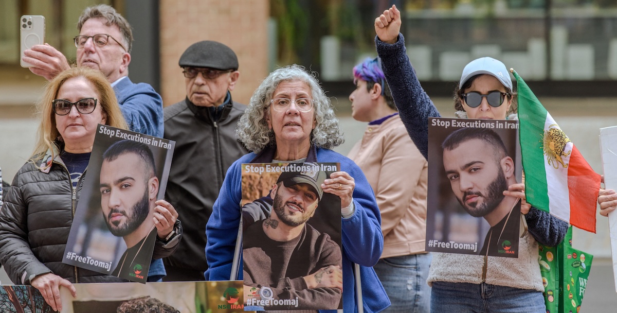 Una manifestazione in sostegno di Toomaj Salehi, davanti all'ambasciata iraniana di Washington DC, negli Stati Uniti (Ali Khaligh/Middle East Images/ABACAPRESS.COM/ANSA)