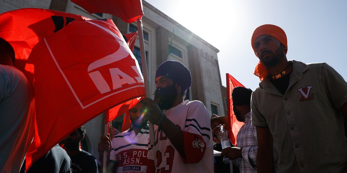 Braccianti indiani alla manifestazione organizzata dai sindacati dopo la morte di Satnam Singh
