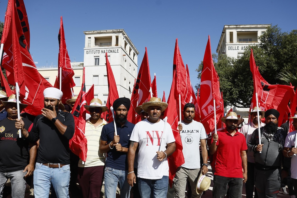 Lavoratori alla manifestazione che si è tenuta a Latina contro lo sfruttamento e il caporalato