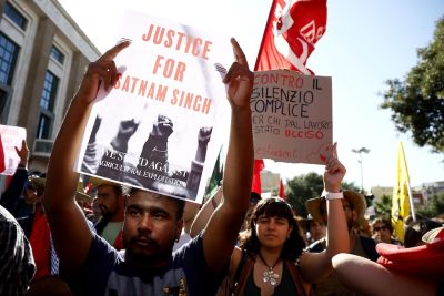 Lavoratori alla manifestazione che si è tenuta a Latina contro lo sfruttamento e il caporalato