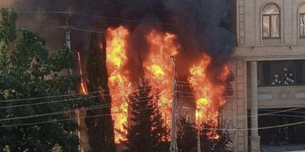 Un incendio in uno dei luoghi attaccati, dal profilo X (Twitter) di Globe Eye News