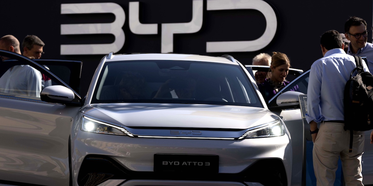 Un'auto elettrica dell'azienda cinese BYD esposta in una fiera automobilistica in Germania, nel settembre del 2023 (AP Photo/Matthias Schrader, File)