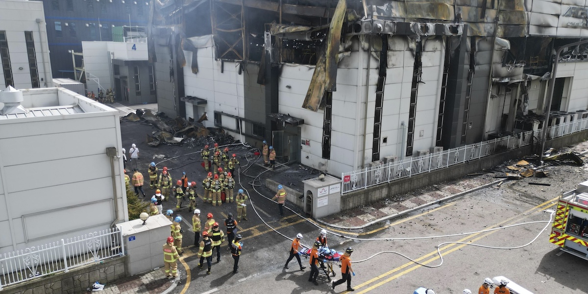 Foto dei soccorsi dopo l'incendio nella fabbrica di batterie di Hwaseong, in Corea del Sud