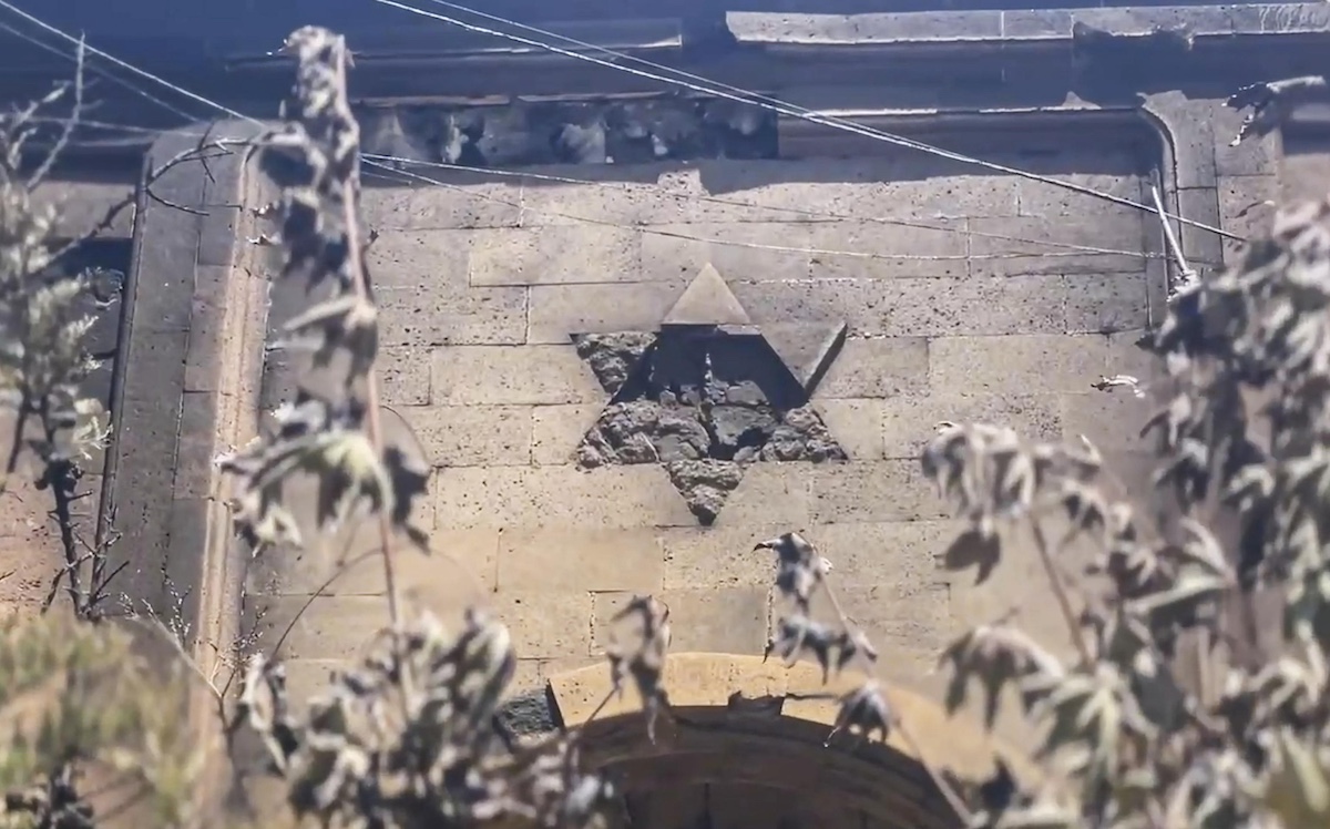 Un frame del video diffuso sul canale Telegram del governatore del Daghestan, Sergey Melikov, che mostra parte della sinagoga coinvolta negli attacchi della città di Derbent, 24 giugno 2024 (EPA via ANSA)