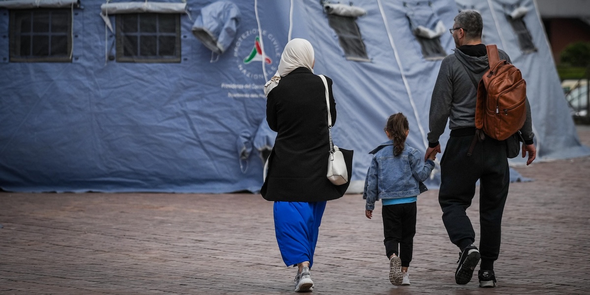 Le tende della protezione civile allestite al porto di Pozzuoli durante lo sciame sismico di fine maggio