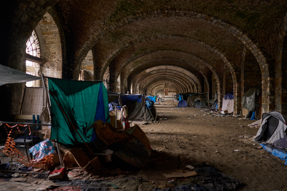 L'interno del Silos, pieno di tende, fotografato il giorno dello sgombero