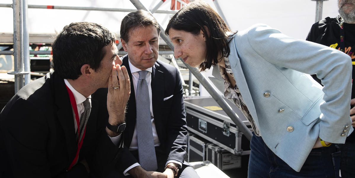 La segretaria del Partito Democratico Elly Schlein con il presidente del Movimento 5 Stelle Giuseppe Conte e il segretario di Sinistra Italiana Nicola Fratoianni, durante il corteo promosso dall'associazione Libera contro le mafie, a Roma, il 21 marzo 2024 (ANGELO CARCONI/ANSA)
