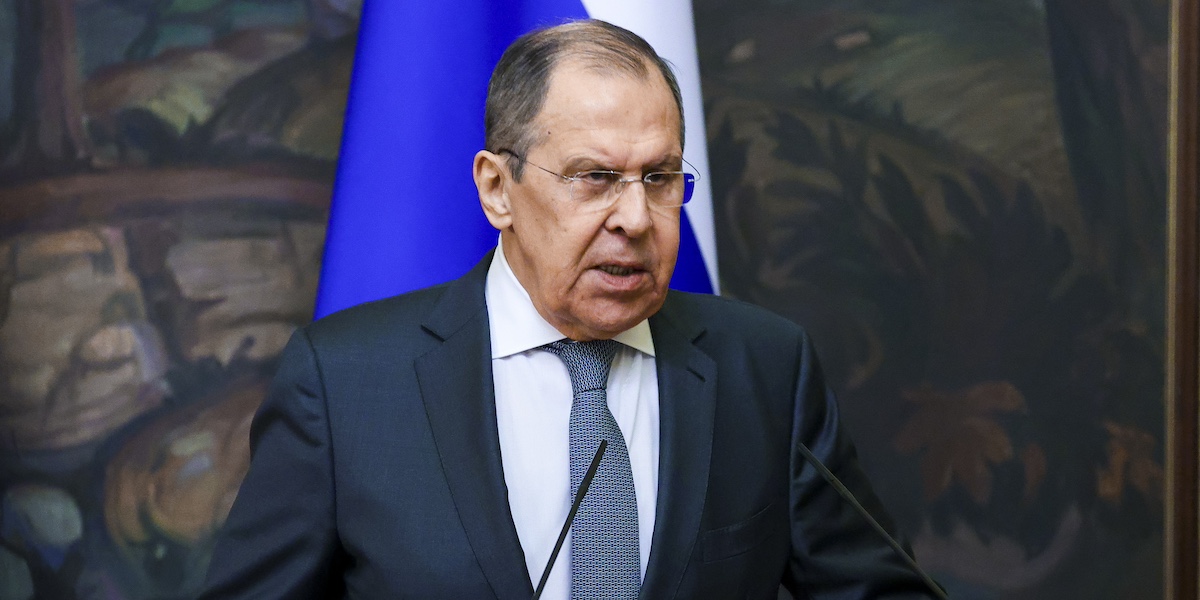 Il ministro degli Esteri russo, Sergei Lavrov, durante una conferenza stampa nel 2022 (Russian Foreign Ministry Press Service via AP)