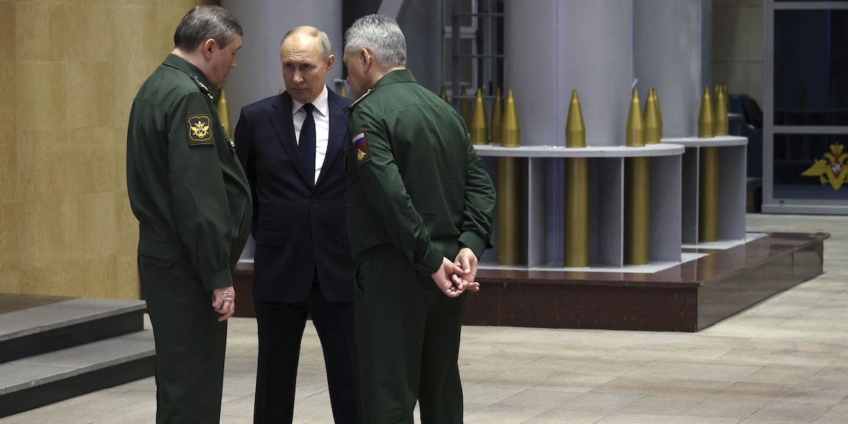 Una foto che mostra, da sinistra: il capo di stato maggiore dell'esercito Valery Gerasimov, il presidente Vladimir Putin, il ministro della Difesa Sergei Shoigu, 19 dicembre 2023 (Mikhail Klimentyev/Kremlin Pool/Planet Pix via ZUMA Press Wire via ANSA)