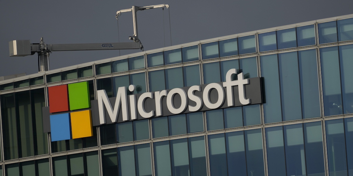 Il logo di Microsoft sulla facciata della sua sede in Francia (AP Photo/Thibault Camus, File)