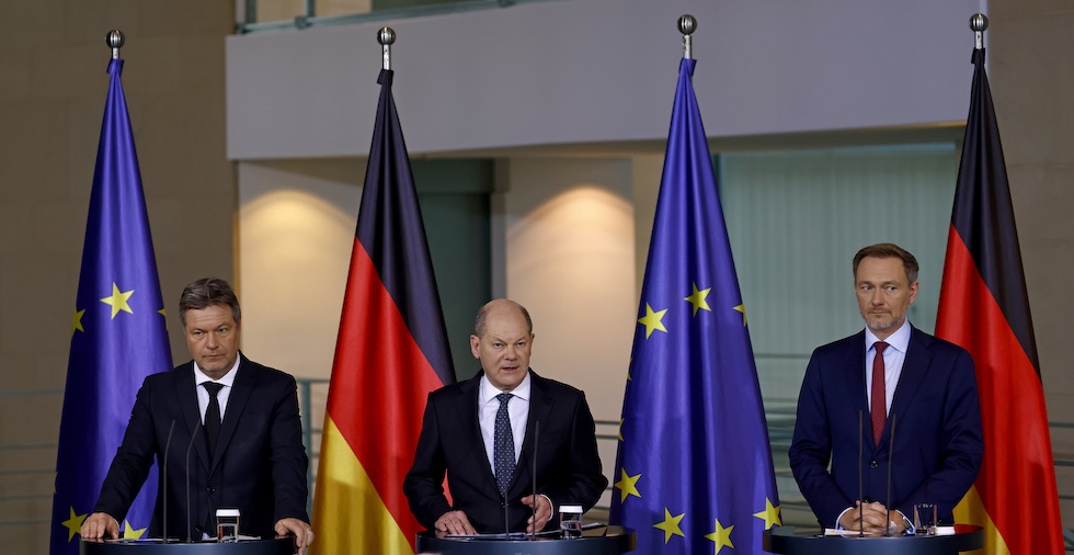 Il cancelliere tedesco Olaf Scholz, al centro, circondato dal ministro dell'Economia Robert Habeck, dei Verdi, e da quello delle Finanze Christian Lindner, dei Liberali 