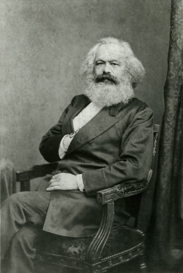 Karl Marx in una foto del 1875 con la mano destra dentro alla giacca