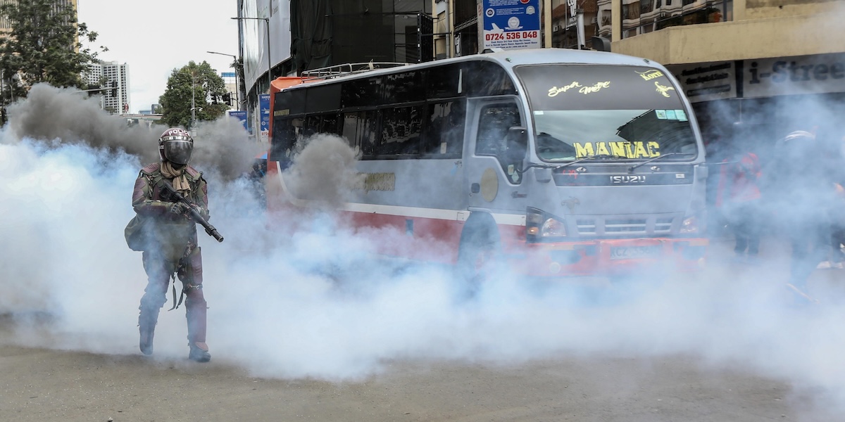 La polizia usa gas lacrimogeni per disperdere le manifestazioni anti-governative a Nairobi, il 27 giugno