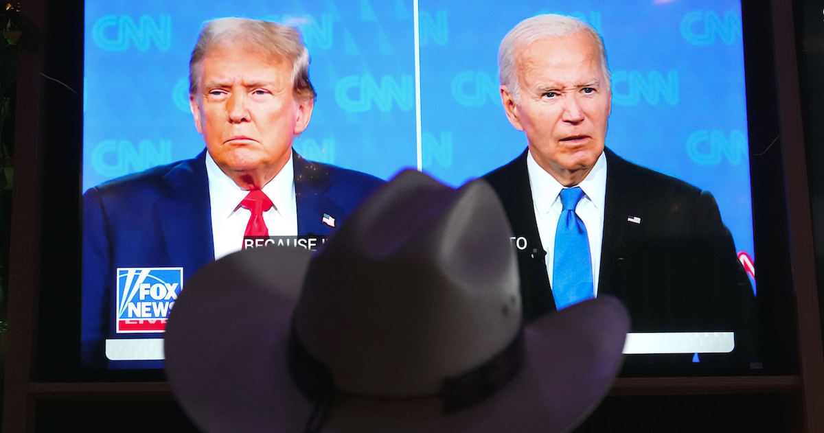 Un uomo in Arizona guarda il dibattito tra Trump e Biden in televisione