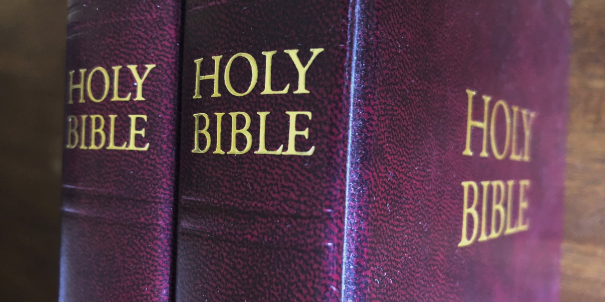 due copie della bibbia in inglese