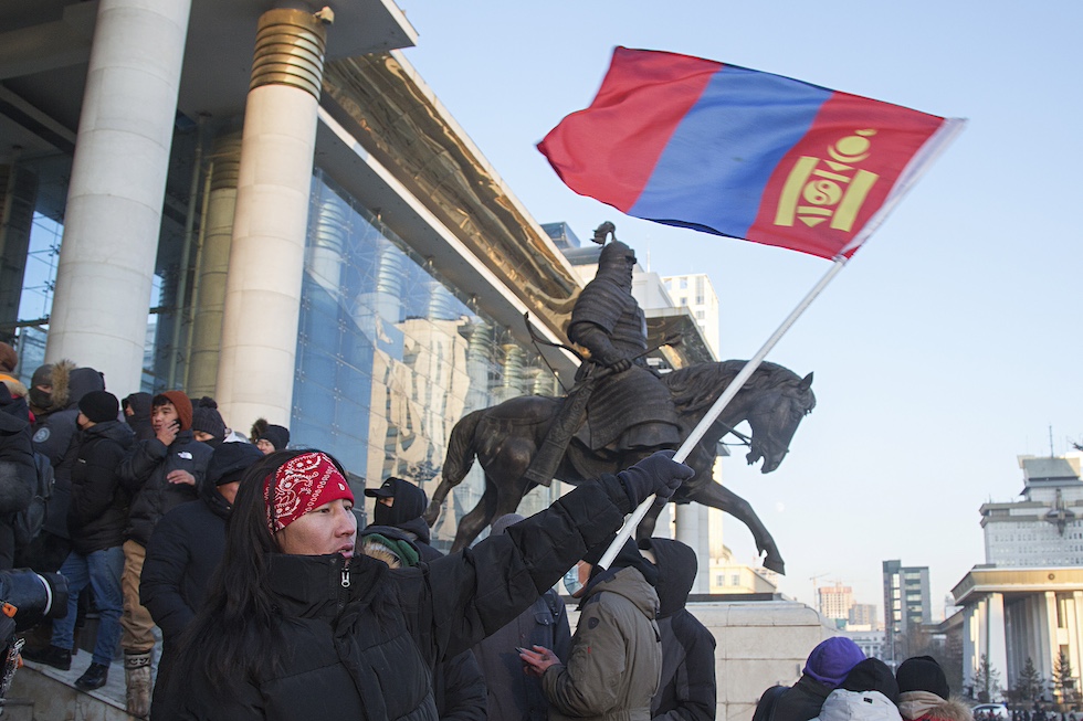 Un manifestante sventola la bandiera mongola durante le proteste anticorruzione, 5 dicembre 2022 (AP Photo/Alexander Nikolskiy)