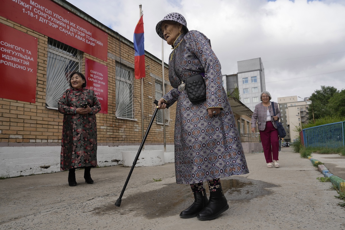 Una signora arriva al seggio, 28 giugno 2024 (AP Photo/Ng Han Guan)