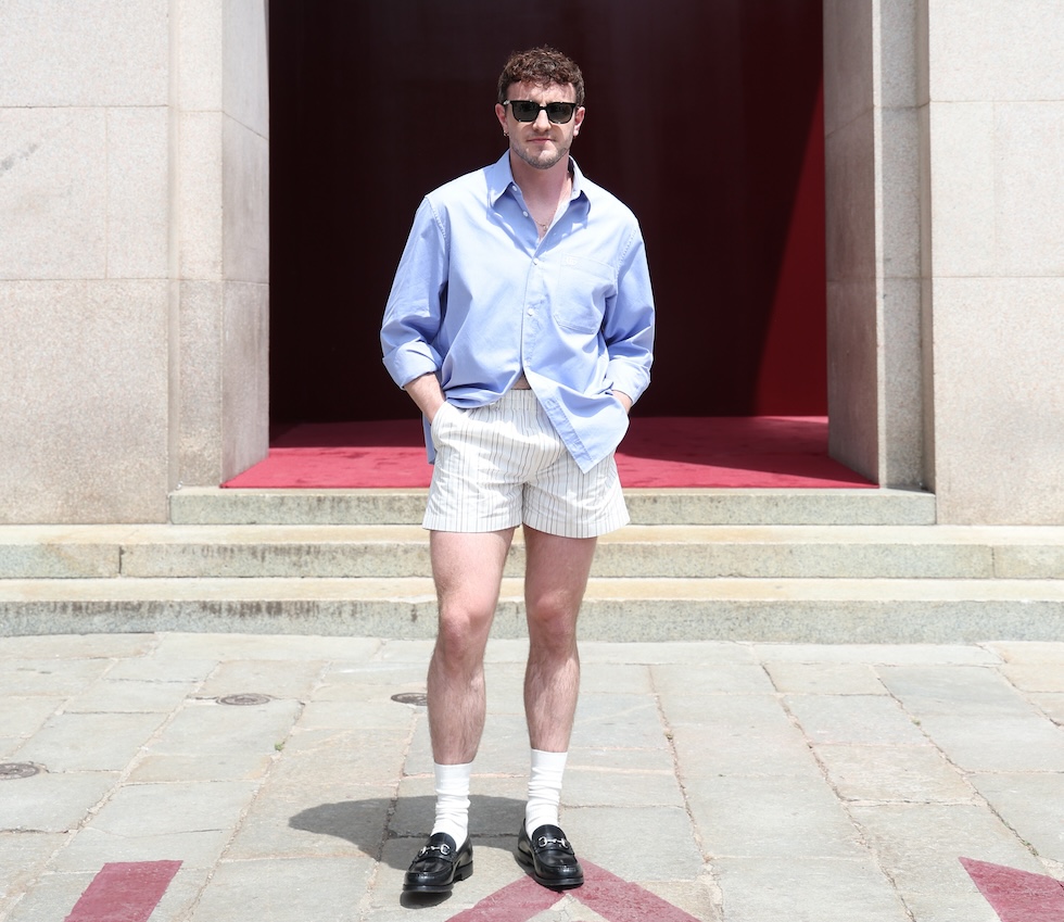 La foto di Paul Mescal con gli shorts alla sfilata di Gucci, Milano, 17 giugno 2024