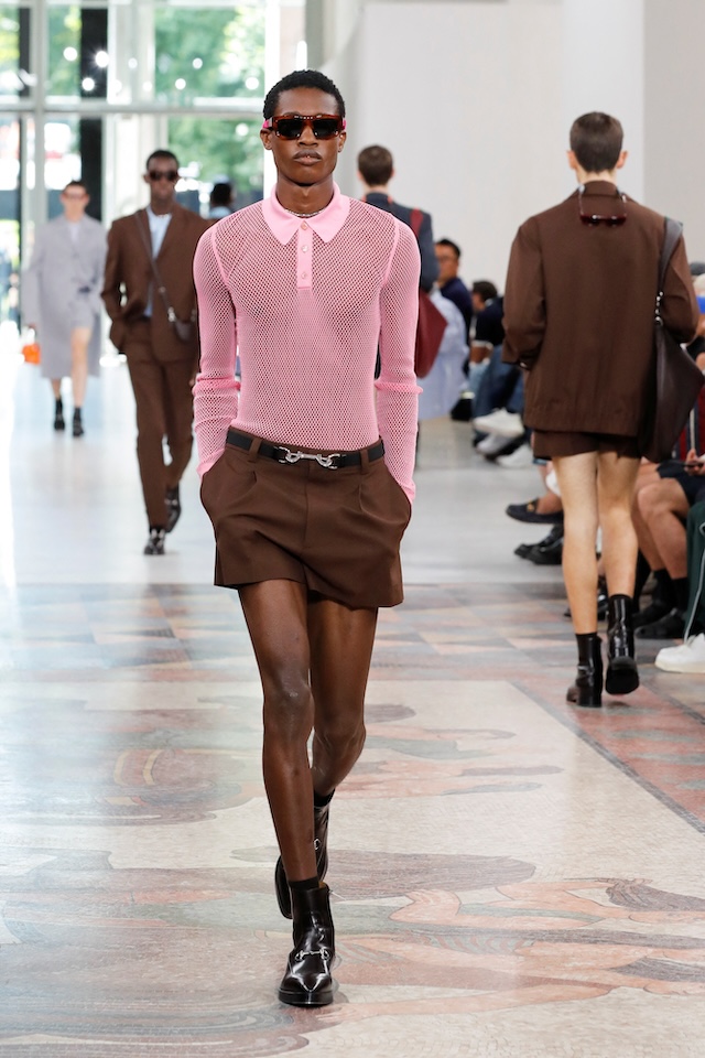 La foto di un modello con i pantaloncini corti di Gucci per la collezione primavera/estate 2025, 17 giugno 2024