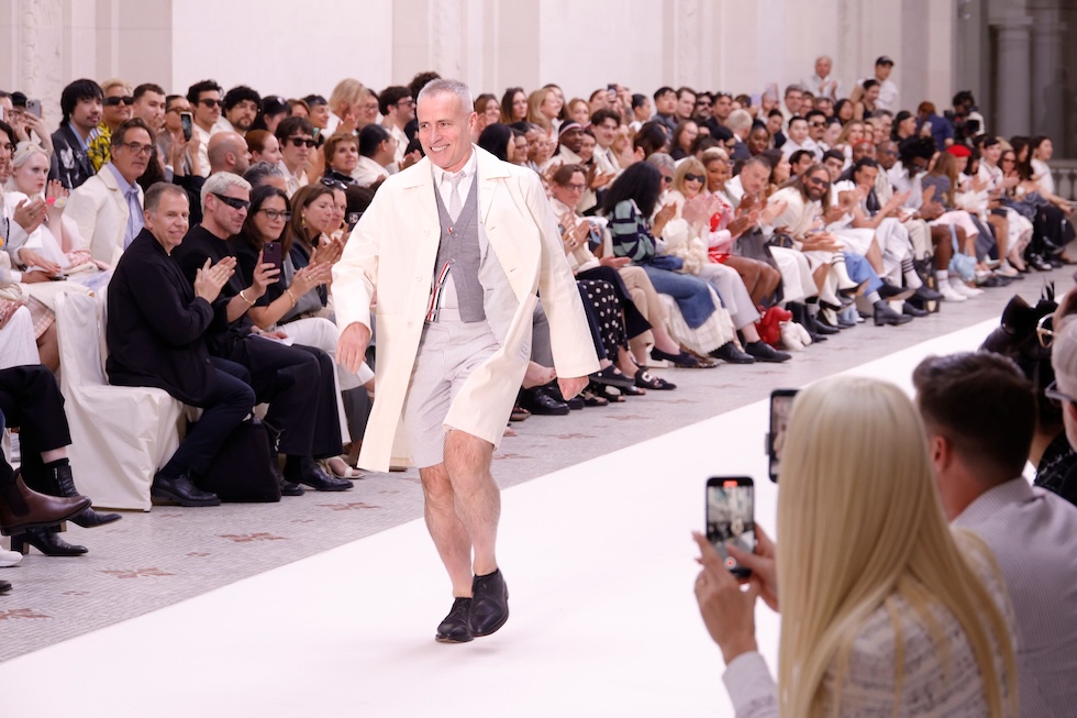 Una foto dello stilista Thom Browne alla sfilata del suo stesso marchio per l'autunno/inverno 2024/25, Parigi, 24 giugno 2024. Ha cambiato l'abito formale maschile, introducendo i pantaloncini.