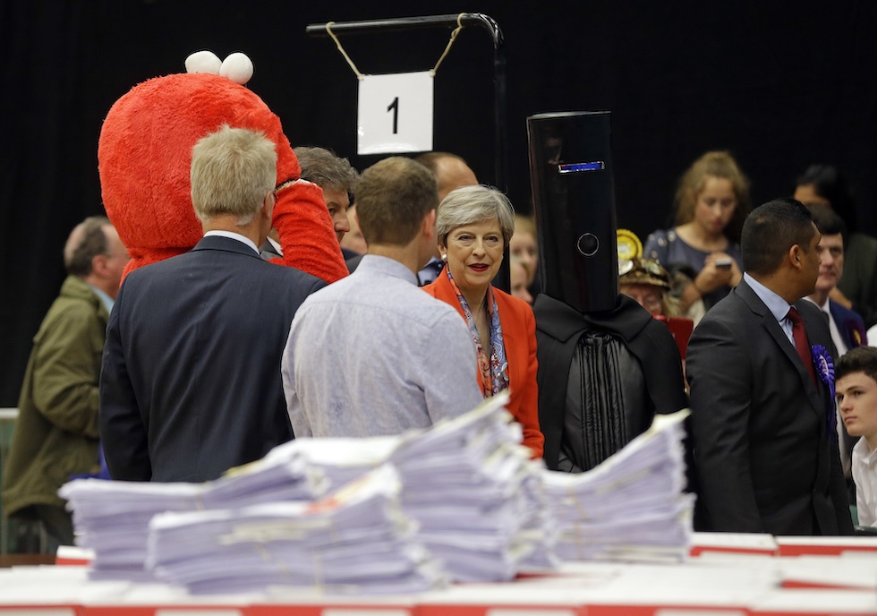 Theresa May, all'epoca prima ministra britannica, attende la fine dello scrutinio dei voti nel seggio di Maidenhead, il 9 giugno 2017 