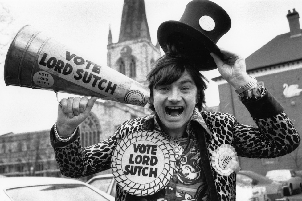 Screaming Lord Sutch, il fondatore del Monster Raving Loony Party, durante una delle sue prime campagne elettorali 