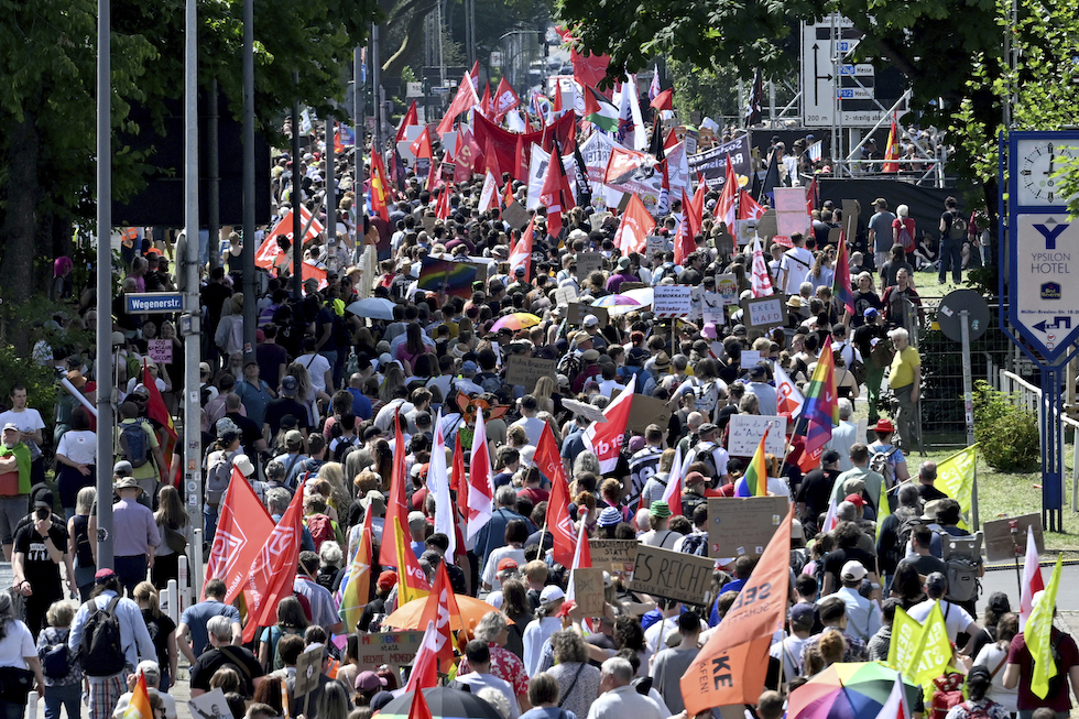 Manifestazioni fuori dal congresso di AfD a Essen
